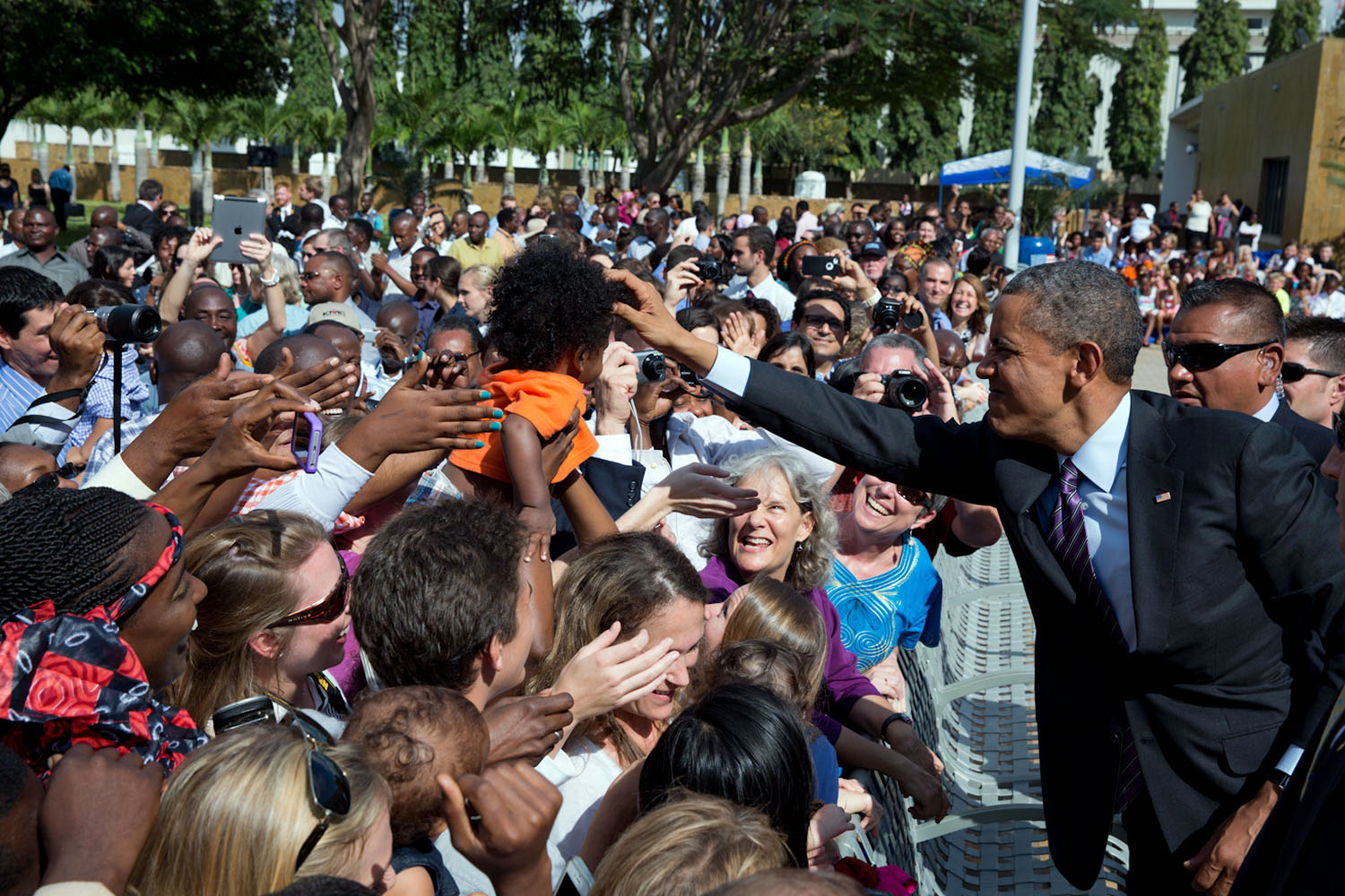 obama_crowd_kid_w-_big_hair.jpg